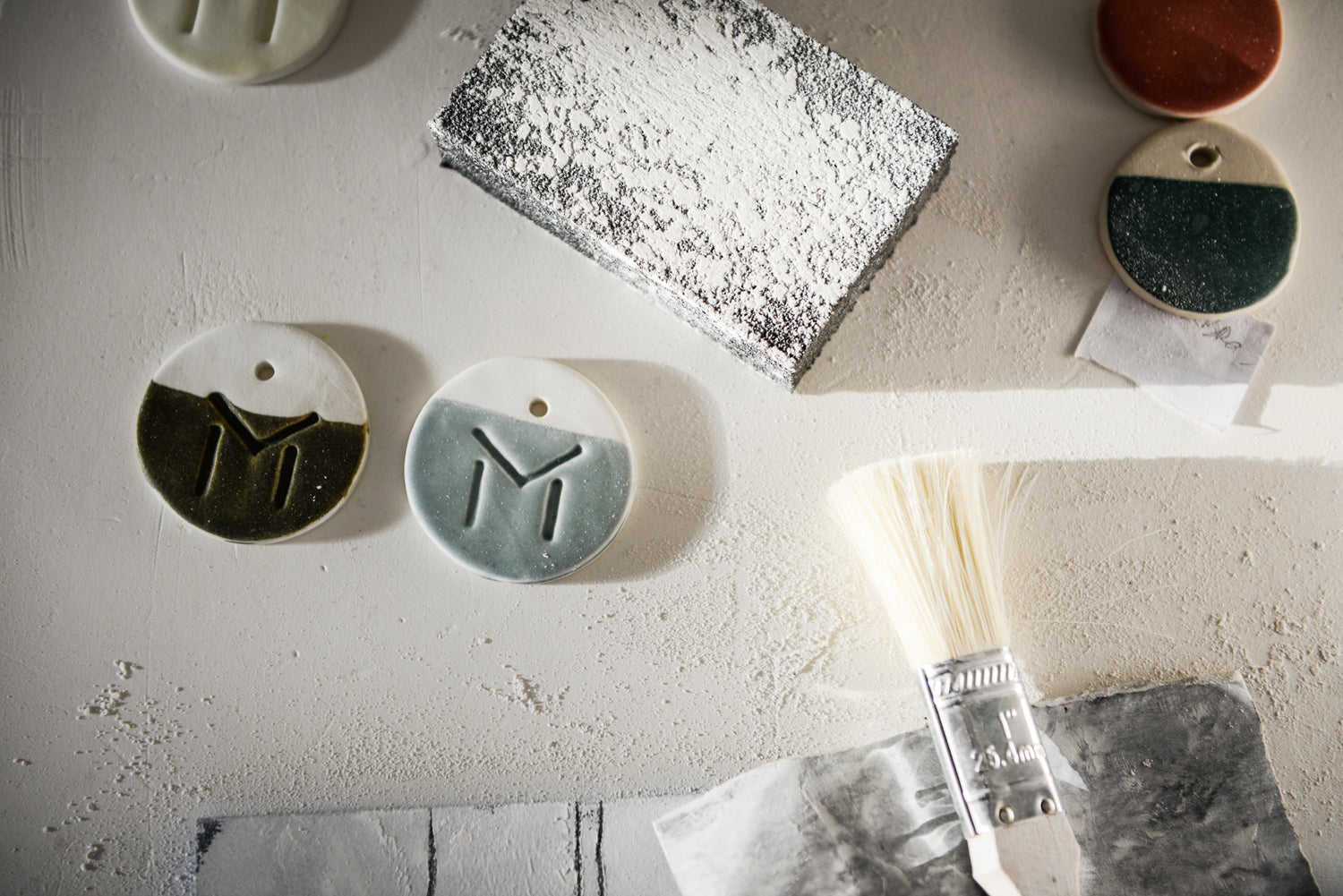 Tessons, émail, outils céramiques